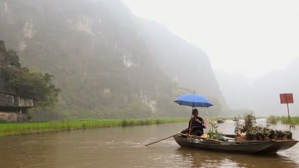 Persona anziana locale barca maschile vietnamita — Video Stock