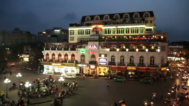 Bac Dinh piazza illuminato traffico del veicolo crepuscolo — Video Stock