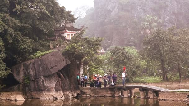 Local people and tourists crossing bridge — Stock Video