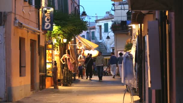 Personas que se relajan por la noche en la calle italiana — Vídeo de stock