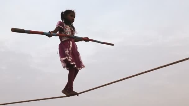 Menina jovem tightrope walker na praia — Vídeo de Stock