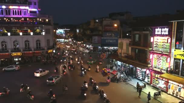 Tráfico de vehículos iluminado plaza Bac Dinh — Vídeos de Stock