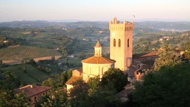 Iglesia a la luz del sol Campo italiano — Vídeos de Stock