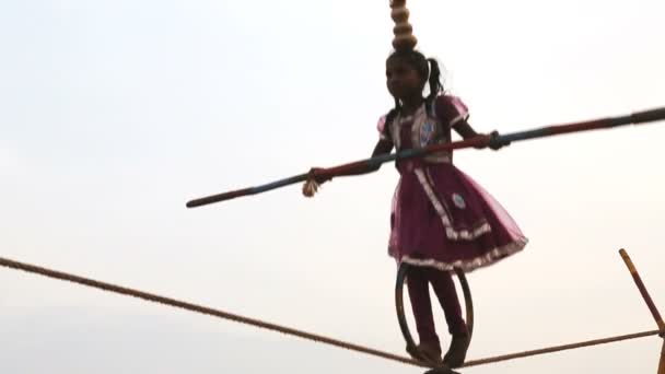 Menina jovem tightrope walker na praia — Vídeo de Stock