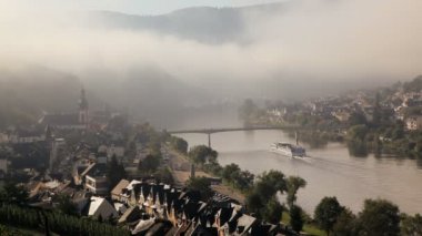 Bir köprü Nehri feribot yaklaşımlar