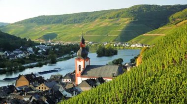 Bir nakliye mavna doğal bir kırsal kasabada yaklaşımlar