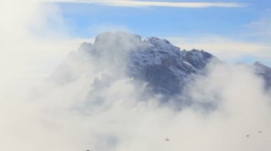 Kayalık tepe siyah kuşlar uçar