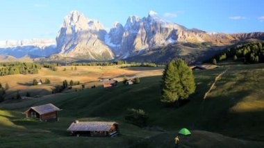 Ahşap lodges ile güzel Alpine mera