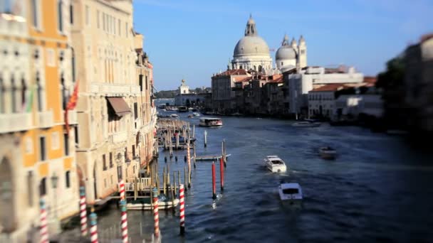 Gondolas, water taxis, and vaporetto passing by — Stock Video