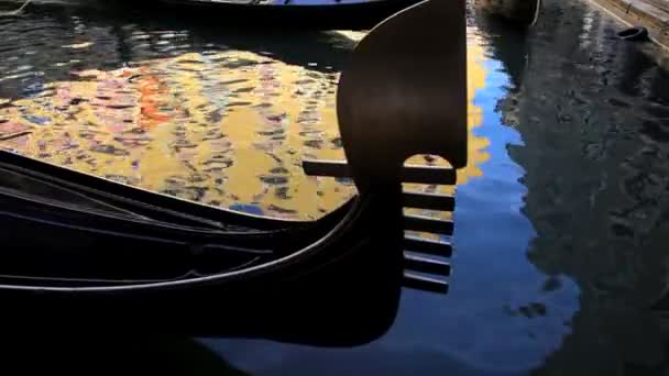 Góndolas en los canales de Venecia, Italia — Vídeos de Stock