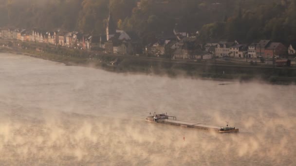 Barge commerciale voyageant à travers la brume tôt le matin — Video