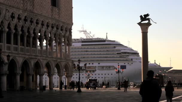 Chodci sledovat luxusní výletní lodi vejít do doku — Stock video