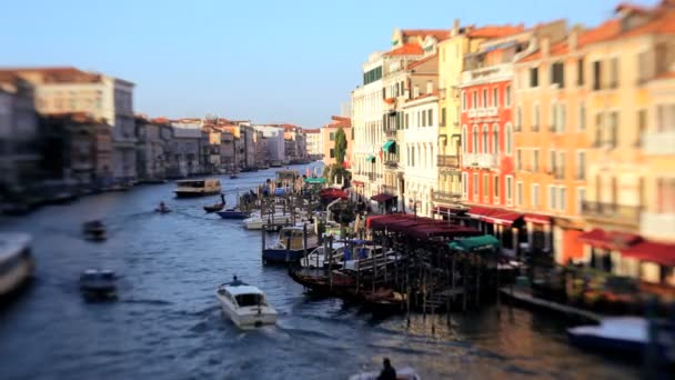 Båttrafiken längs en vacker böj i Canal Grande — Stockvideo