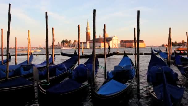 Gondolier rows a couple — Stock Video