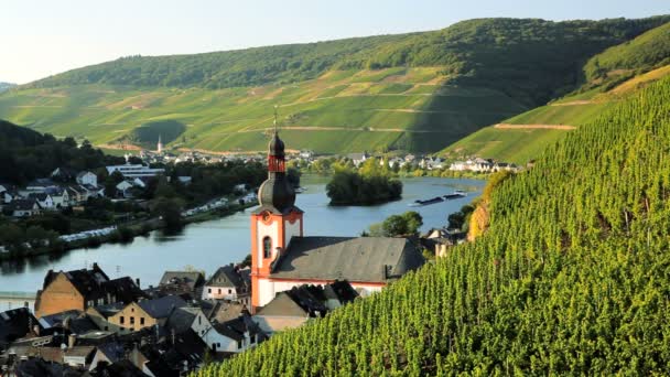 Ein Frachtkahn nähert sich einer landschaftlich reizvollen ländlichen Stadt — Stockvideo