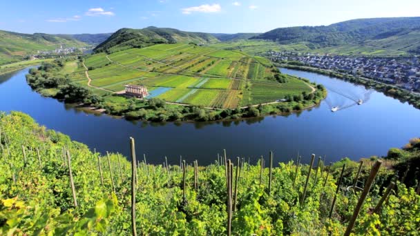 Río Mosel con dos pequeñas embarcaciones de recreo — Vídeo de stock