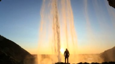 İzlanda Skogafoss şelale günbatımı erkek macera doğa kaya yüzüne