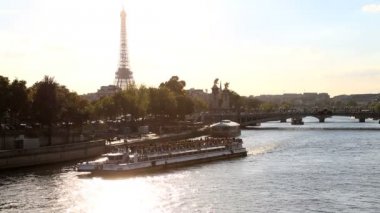 Fransa Paris River Seine Eyfel Kulesi tekne günbatımı bina cityscape