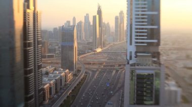 Dubai Şeyh Zayed Yolu gökdelen günbatımı şehir