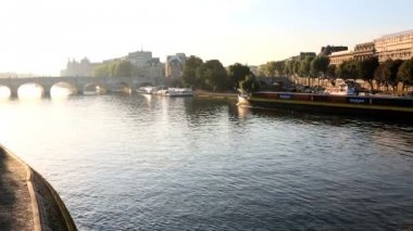 Fransa Paris River Seine yalan de la Citie gündoğumu tekne