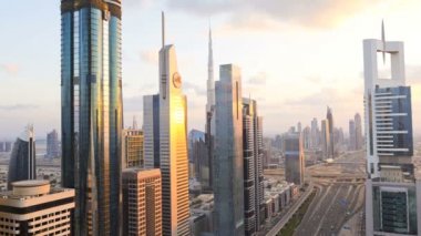 Dubai Birleşik Arap Emirlikleri Şeyh Zayed Yolu zaman atlamalı günbatımı Burj Khalifa