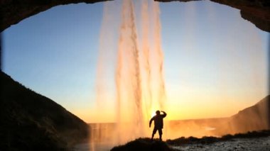 Hiking İzlanda Seljalandsfoss gün batımı şelale sis rock yüz uçurum