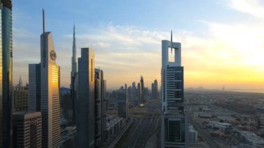 Dubai Birleşik Arap Emirlikleri Şeyh Zayed Yolu zaman atlamalı günbatımı kaydırma