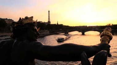Fransa Paris Pont Alexandre 111 köprü River Seine Eyfel Kulesi günbatımı