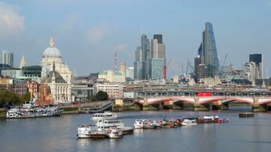 Londra İngiltere'de köprü River Thames St Pauls tekne şehir bina