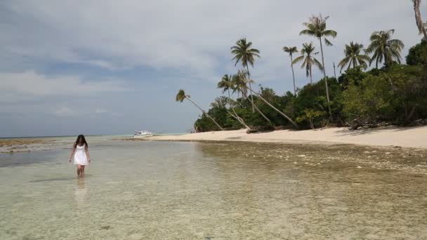 Semporna Sabah Borneo Malasia viajes femeninos Isla playa — Vídeo de stock