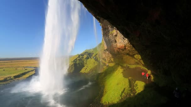 Islândia Seljalandsfoss Cachoeira pessoas névoa viagem turista — Vídeo de Stock