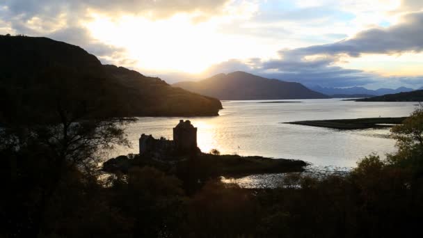 Schotland Eilean Donan Kasteel Loch Duich hooglanden zonsondergang kust — Stockvideo