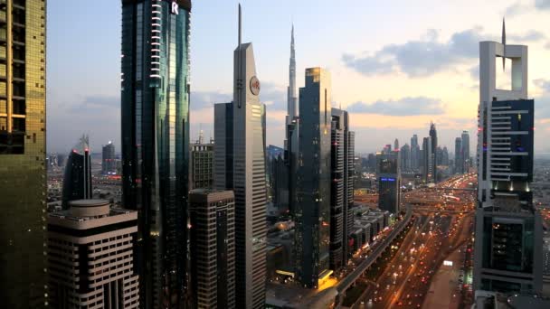 Dubai Uae Sheikh Zayed Road wolkenkrabber Burj Khalifa zonsondergang — Stockvideo