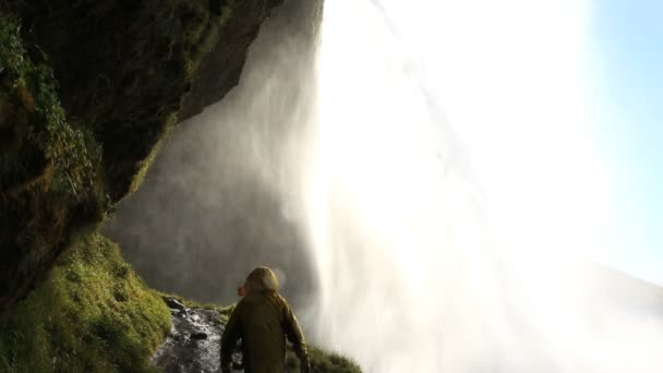 Wodospad Seljalandsfoss o Islandii mężczyzna piesze wycieczki górskie Podróże — Wideo stockowe