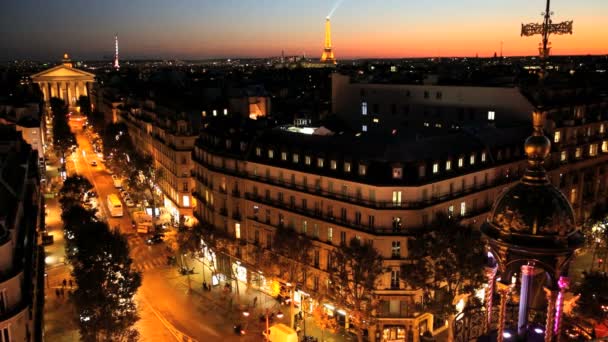 Bouw van de skyline van verlicht van de zonsondergang op het dak van Frankrijk Paris Eiffel toren — Stockvideo