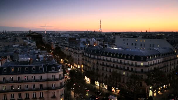Francia París Torre Eiffel atardecer horizonte de la azotea edificio iluminado — Vídeo de stock