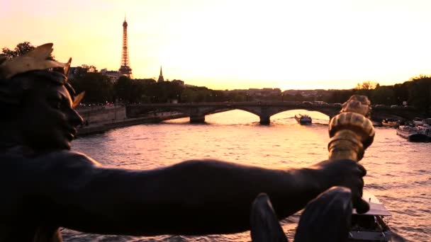 Fransa Paris Pont Alexandre 111 köprü River Seine Eyfel Kulesi günbatımı — Stok video