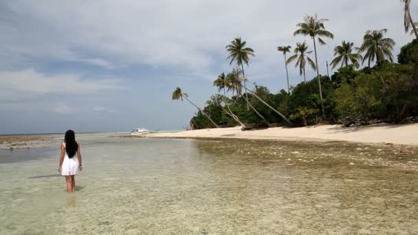 Semporna Sabah Borneo Malasia viajes femeninos Isla playa — Vídeo de stock
