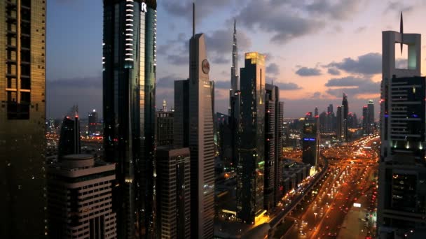 Dubai Uae Sheikh Zayed Road wolkenkrabber Burj Khalifa zonsondergang — Stockvideo