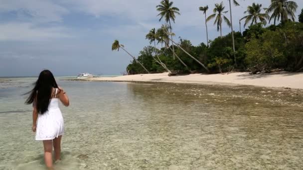 Semporna Sabah Borneo Malasia playa de la isla tropical femenina — Vídeo de stock