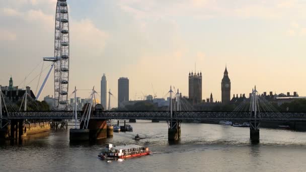 London Bridge Řeka Temže tisíciletí kolo domy parlament — Stock video