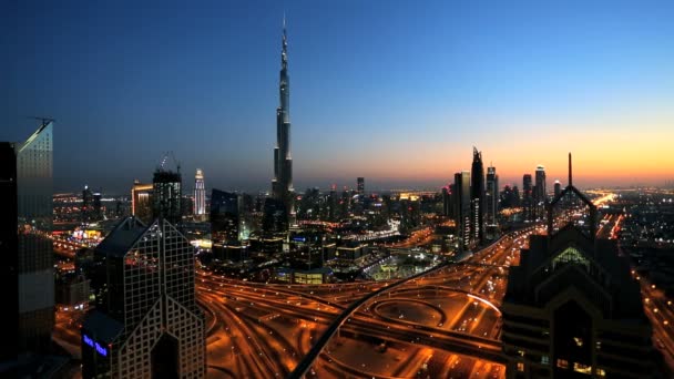 Dubai Emiratos Árabes Unidos Burj Kalifa Sheikh Zayed Road puesta de sol iluminada — Vídeo de stock