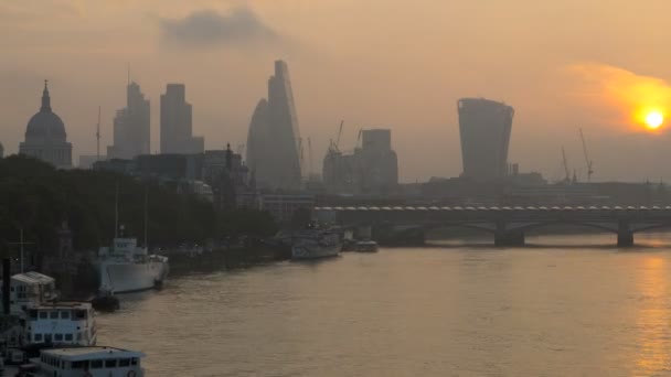 Лондон Англия Англия Европа Мост река Темс Сент-Фелс TL — стоковое видео