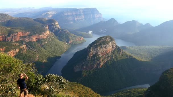 Jižní Afrika mužské Blyde River Canyon Mpumalanga srázu — Stock video
