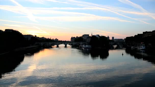 France Paris River Seine IIe de la Citie boat building travel — Stock Video
