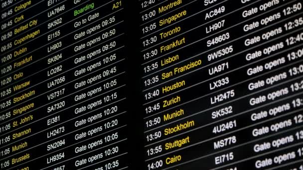 ロンドン ・ ヒースロー空港空港ビジネス情報ボード出発 — ストック動画