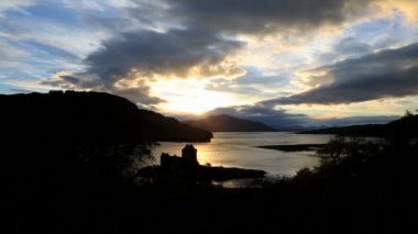 İskoçya Eilean Donan Kalesi Loch Duich Highlands günbatımı sahil