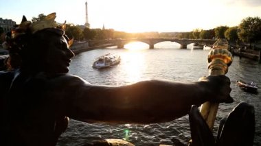 Fransa Paris Pont Alexandre 111 köprü River Seine Eyfel Kulesi günbatımı