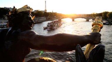 Fransa Paris Pont Alexandre 111 köprü River Seine Eyfel Kulesi günbatımı