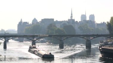 Fransa Paris River Seine yalan de la Citie gündoğumu tekne